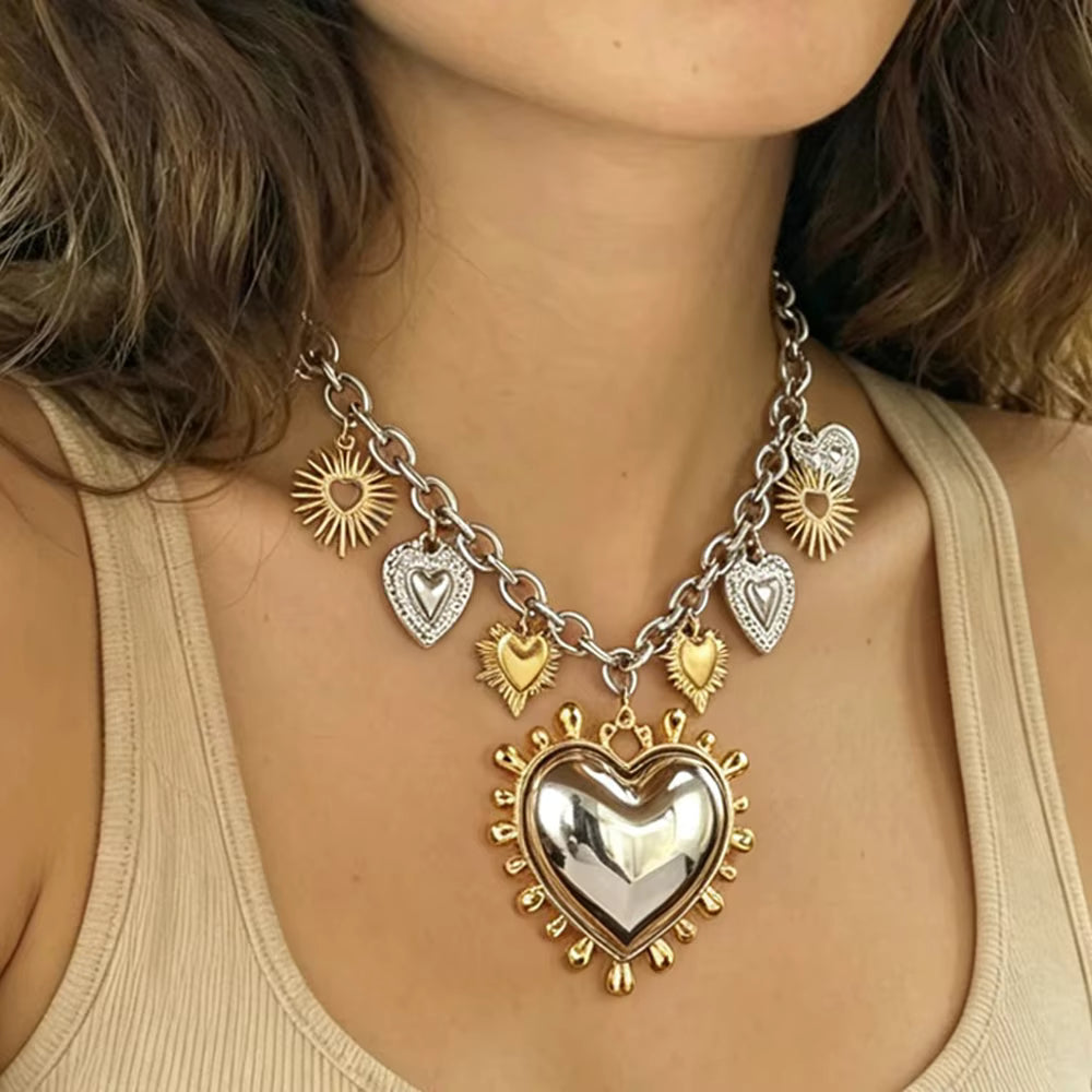 SACRÉ Heart Charm Necklace Image principale du produit