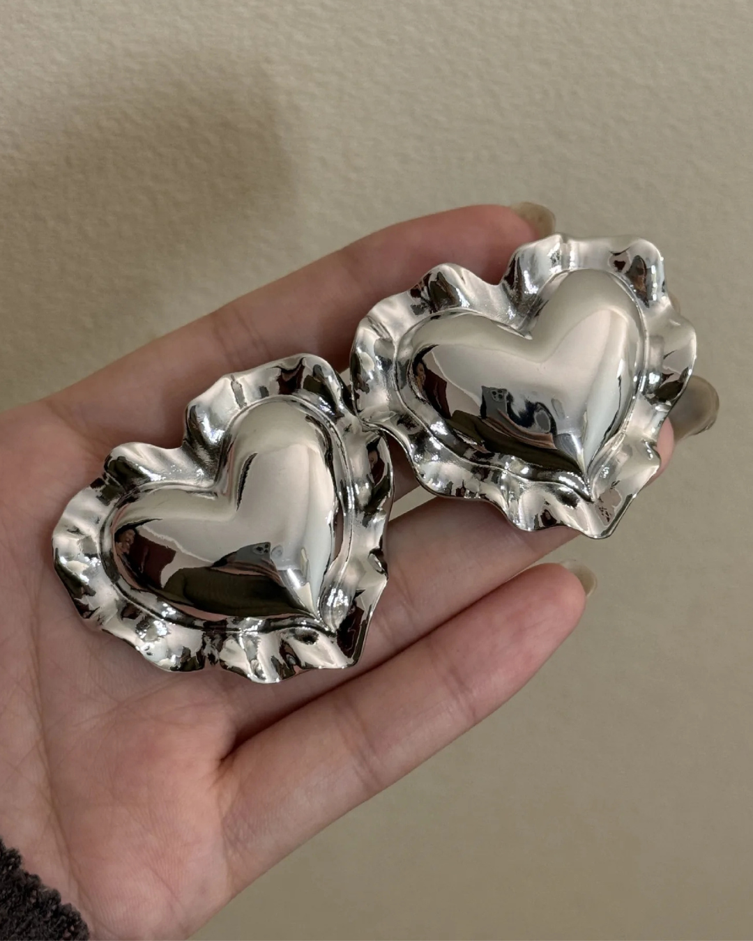 AMOUR Oversized Heart Earrings-earrings-SAINT CHIC Image principale du produit