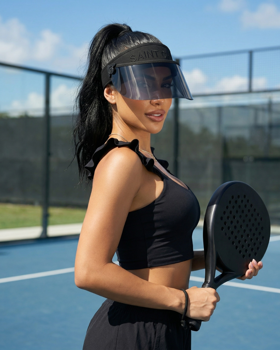 BLACKOUT Paparazzi Visor® 2.0 – All-Black Sun Shield-Hats-SAINT CHIC Imagen principal del producto