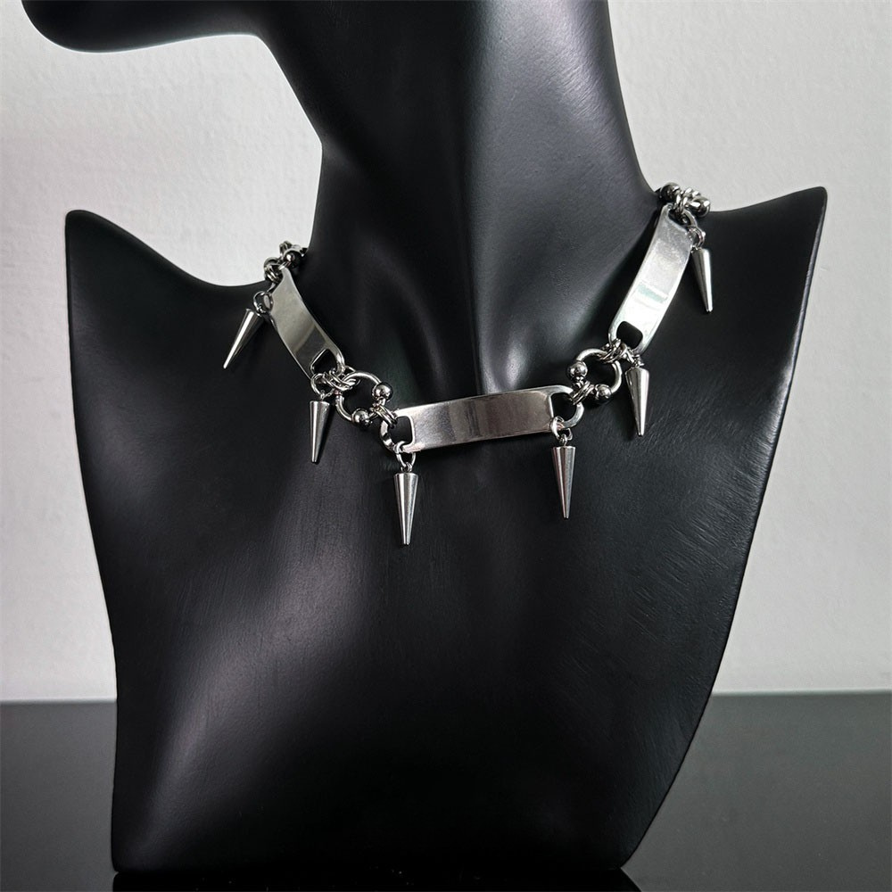RIVETED Steel Spike Choker Necklace Image secondaire du produit