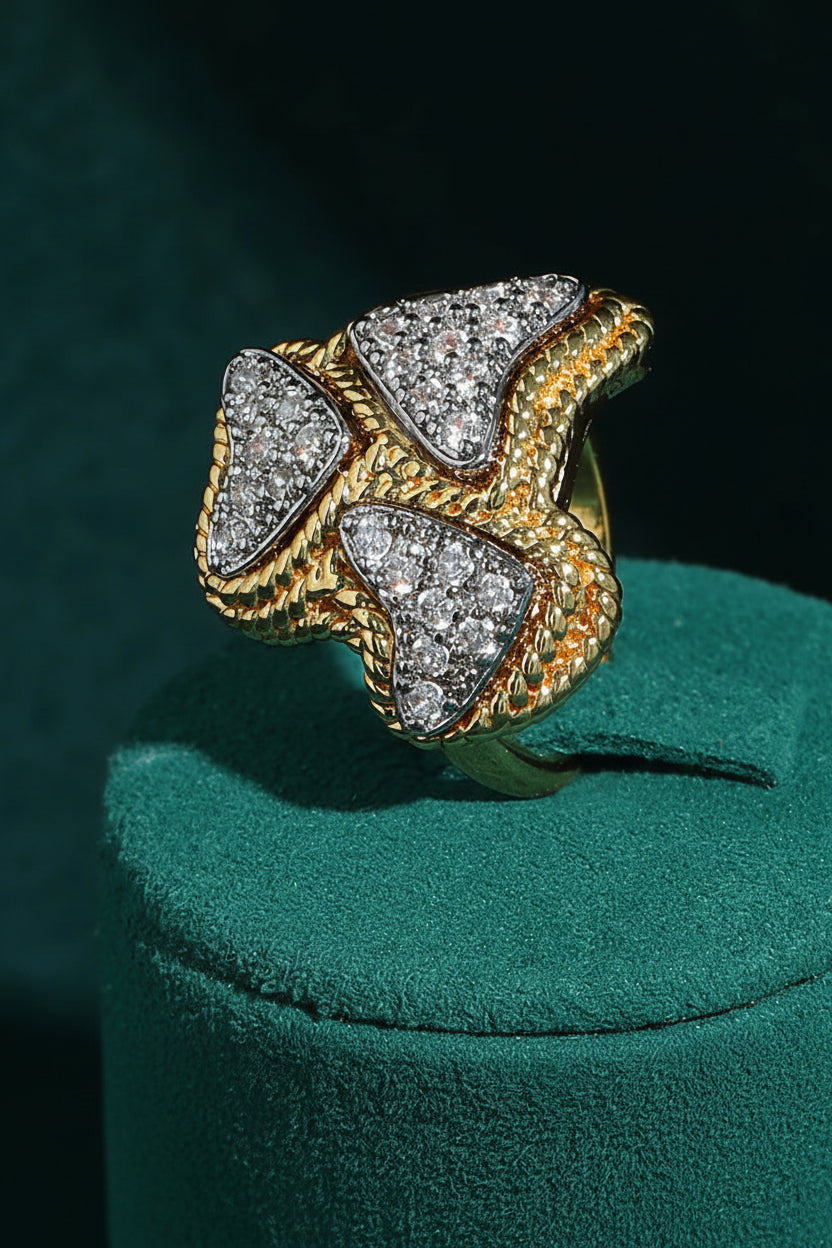 Gold ring with diamond triangles on a green cushion Image principale du produit